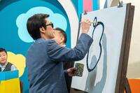 生放送「まんが教室」初回出演で絵を描く嵩（北村匠海）