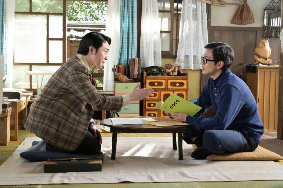 嵩（北村匠海・右）は、たくや（大森元貴）から依頼されたドラマの脚本を引き受ける
