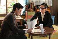 八木（妻夫木聡・左）は嵩（北村匠海）に詩集の話を持ち掛ける