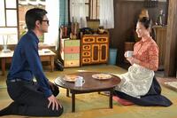 嵩（北村匠海・左）の詩とイラストの入った食器で食卓を囲むのぶ（今田美桜）