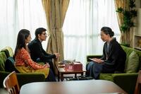 嵩（北村匠海）とのぶ（今田美桜・左）は、新居でのぶの母・羽多子（江口のりこ）と同居を始める