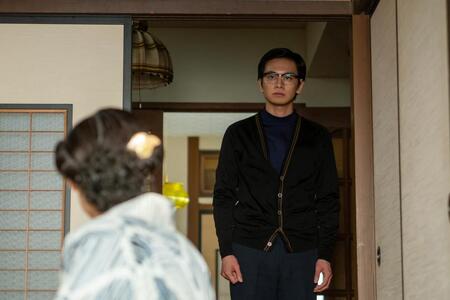 　自宅で、母・登美子（松嶋菜々子）に向き合う嵩（北村匠海）