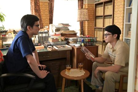 　週刊誌を手に、嵩（北村匠海・左）と話をする手嶌（眞栄田郷敦）