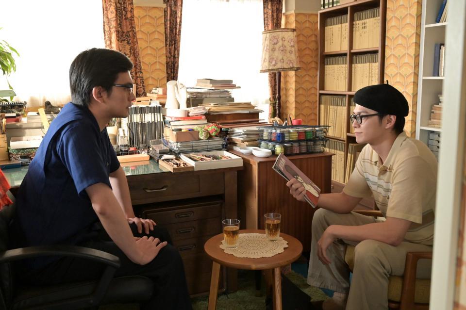 　週刊誌を手に、嵩（北村匠海・左）と話をする手嶌（眞栄田郷敦）