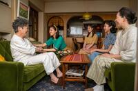 　久しぶりのヤムおんちゃんに、みんな大興奮！左から、草吉（阿部サダヲ）、メイコ（原菜乃華）、のぶ（今田美桜）、蘭子（河合優実）、羽多子（江口のりこ）