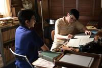 　草吉が柳井家にいる頃、嵩（北村匠海・左）は手嶌（眞栄田郷敦）の仕事場で草吉を思い出していた