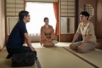 　あの手嶌治虫が、柳井家を訪ねてきて…！左から、嵩（北村匠海）、のぶ（今田美桜）、手嶌（眞栄田郷敦）