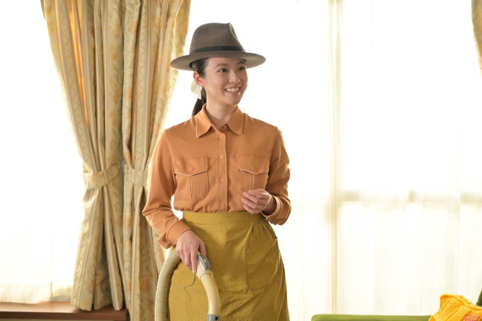 　帽子をかぶって家事をするのぶ（今田美桜）