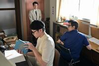 嵩（北村匠海・右）は手嶌治虫（眞栄田郷敦・左）の映画のキャラクターデザインを担当