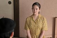 手嶌治虫の話を聞くのぶ（今田美桜）