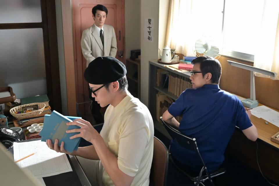 嵩（北村匠海・右）は手嶌治虫（眞栄田郷敦・左）の映画のキャラクターデザインを担当