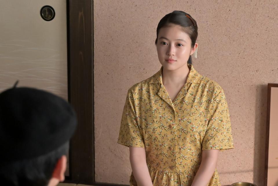 手嶌治虫の話を聞くのぶ（今田美桜）