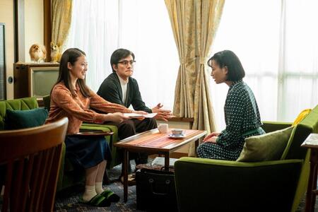 嵩（北村匠海）の描いた「アンパンマン」を編集者に差し出すのぶ（今田美桜・左）