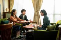 嵩（北村匠海）の描いた「アンパンマン」を編集者に差し出すのぶ（今田美桜・左）