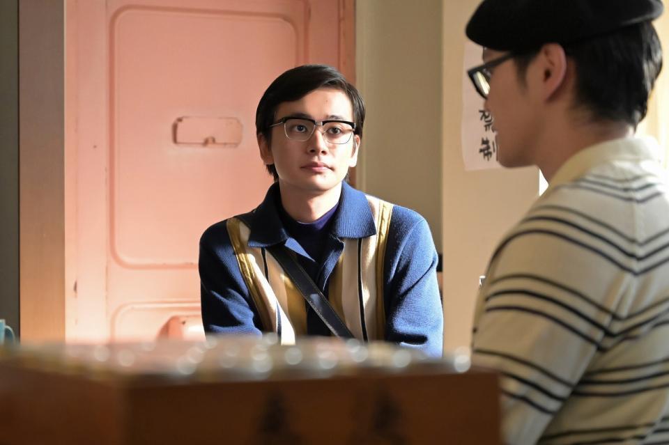 嵩がキャラクターデザインをした手嶌の映画は大ヒット！左から嵩（北村匠海）、手嶌（眞栄田郷敦）