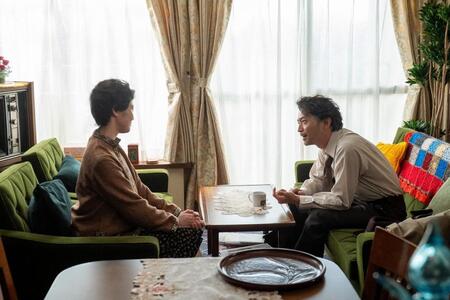 自宅を訪ねてきた東海林（津田健次郎）と話すのぶ（今田美桜）