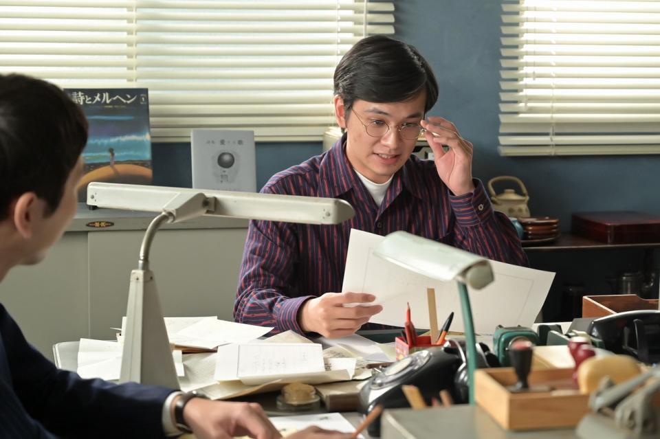 投稿作品を整理する嵩（北村匠海）は浮かない顔つき