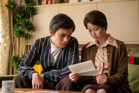 琴子からの手紙に目を落とすのぶ（今田美桜）と嵩（北村匠海）