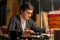 嵩（北村匠海）は何かに突き動かされるように鉛筆を走らせる