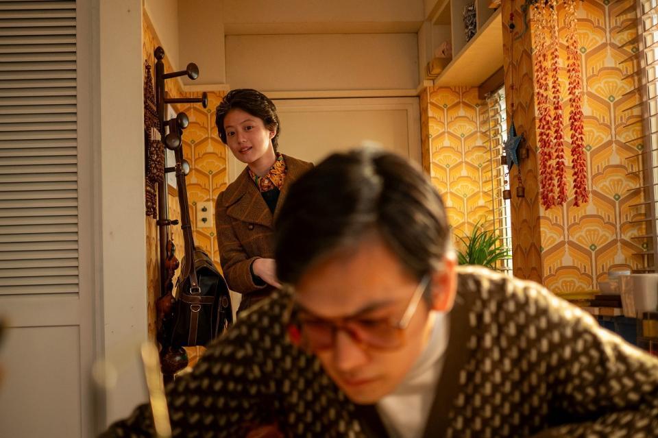 机に向かう嵩（北村匠海）をそっと見守るのぶ（今田美桜）