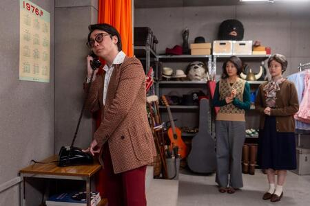 電話で話すたくや（大森元貴）は渋い顔