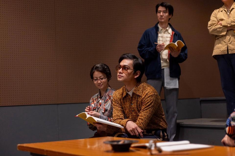 のぶ（今田美桜）も忙しい嵩（北村匠海・中央）をサポート