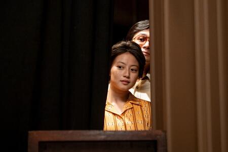 お客の入りを気にするのぶ（今田美桜）と嵩（北村匠海）