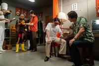 たくや（大森元貴・中央）は客入りの悪さに頭を抱え…