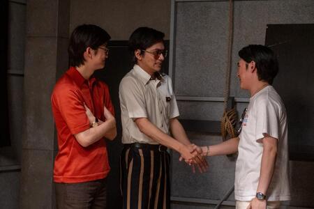 ミュージカルの成功に胸をなでおろす嵩たち。左から、健太郎（高橋文哉）、嵩（北村匠海）、たくや（大森元貴）