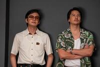 舞台を見守る嵩。左から、嵩（北村匠海）、演出家（伊礼彼方・右）