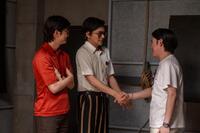 ミュージカルの成功に胸をなでおろす嵩たち。左から、健太郎（高橋文哉）、嵩（北村匠海）、たくや（大森元貴）