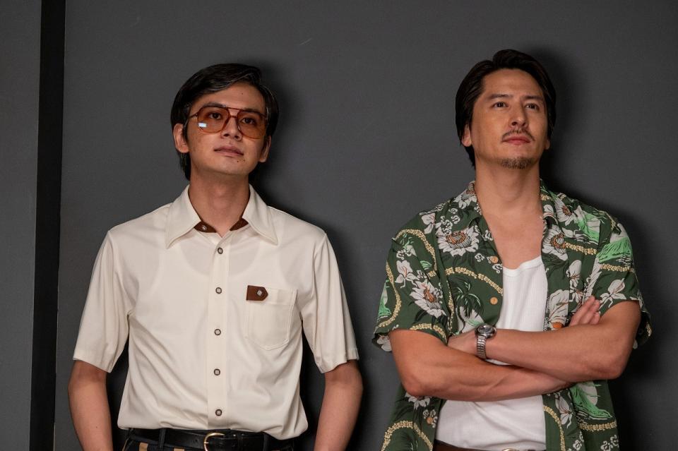 舞台を見守る嵩。左から、嵩（北村匠海）、演出家（伊礼彼方・右）