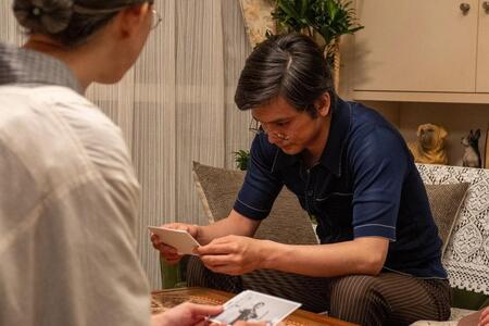 のぶが撮ったある写真をじっと見つめる嵩（北村匠海）