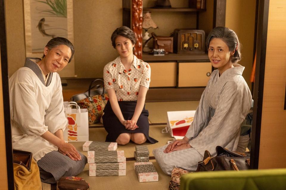 一緒に旅行することになったのぶたち。左から、のぶの母・羽多子（江口のりこ）、のぶ（今田美桜）、嵩の母・登美子（松嶋菜々子）