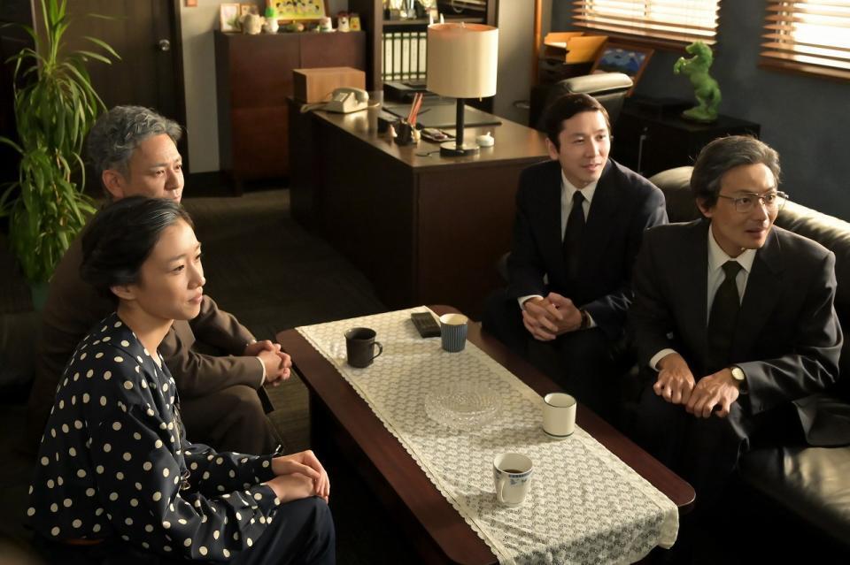 八木も蘭子も、テレビ画面にくぎ付け。左から、蘭子（河合優実）、八木（妻夫木聡）、アキラ（齊藤友暁）、粕谷（田中俊介）