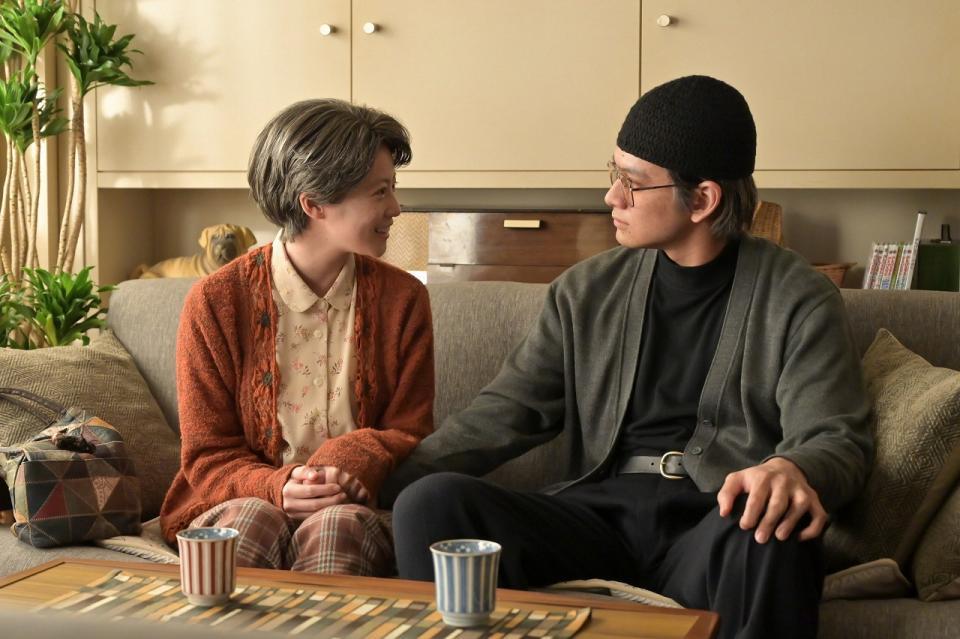 のぶ（今田美桜）は嵩（北村匠海）の手を取り、笑顔で見つめて…