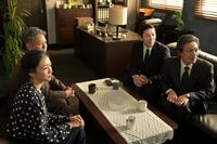 八木も蘭子も、テレビ画面にくぎ付け。左から、蘭子（河合優実）、八木（妻夫木聡）、アキラ（齊藤友暁）、粕谷（田中俊介）