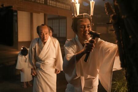 トキの父・司之介は世を恨んで…！？左から、トキの祖父・勘右衛門（小日向文世）、司之介（岡部たかし）