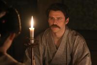 トキと同じく、怪談話が好きなヘブン（トミー・バストウ）