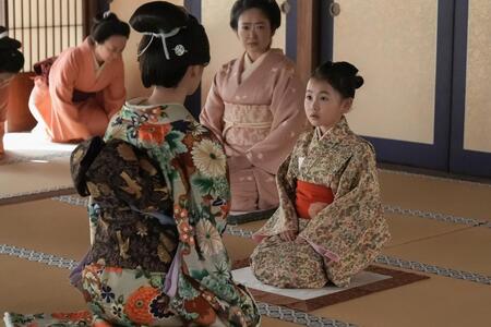 親戚のタエからお稽古をつけてもらうトキ（福地美晴）