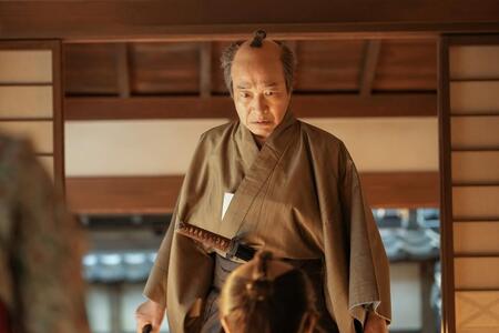 司之介が商売を始めることに怒るトキの祖父・勘右衛門（小日向文世）