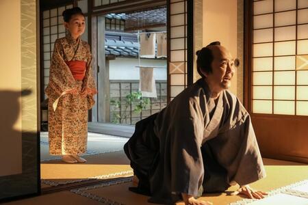 怒る勘右衛門に頭を下げる司之介。左からトキ（福地美晴）、父の司之介（岡部たかし）