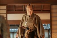 司之介が商売を始めることに怒るトキの祖父・勘右衛門（小日向文世）