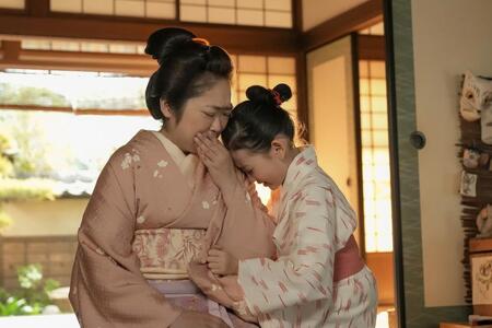 悲しみに暮れるトキ（福地美晴）と母・フミ（池脇千鶴）