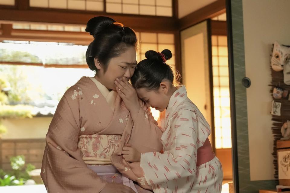 悲しみに暮れるトキ（福地美晴）と母・フミ（池脇千鶴）