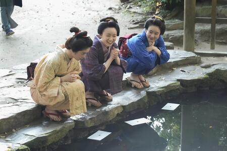 婿取りのための恋占いは真剣！左から、トキ（高石あかり）、同僚のせん（安達木乃）とチヨ（倉沢杏奈）