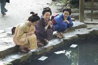 婿取りのための恋占いは真剣！左から、トキ（高石あかり）、同僚のせん（安達木乃）とチヨ（倉沢杏奈）