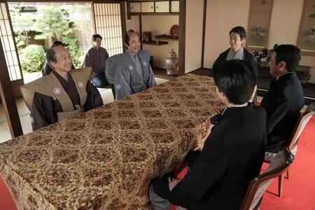 機嫌よく見合いの席についたふたりだが…。左から、トキの祖父・勘右衛門（小日向文世）、父・司之介（岡部たかし）、親戚・傳（堤真一）