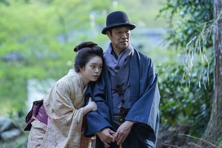 落ち込むトキ（高石あかり）を、傳（堤真一）が連れ出す