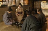 肩を落とす松野家一同。左から、母・フミ（池脇千鶴）、トキ（高石あかり）